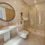 Le Twelve Hotel 3*