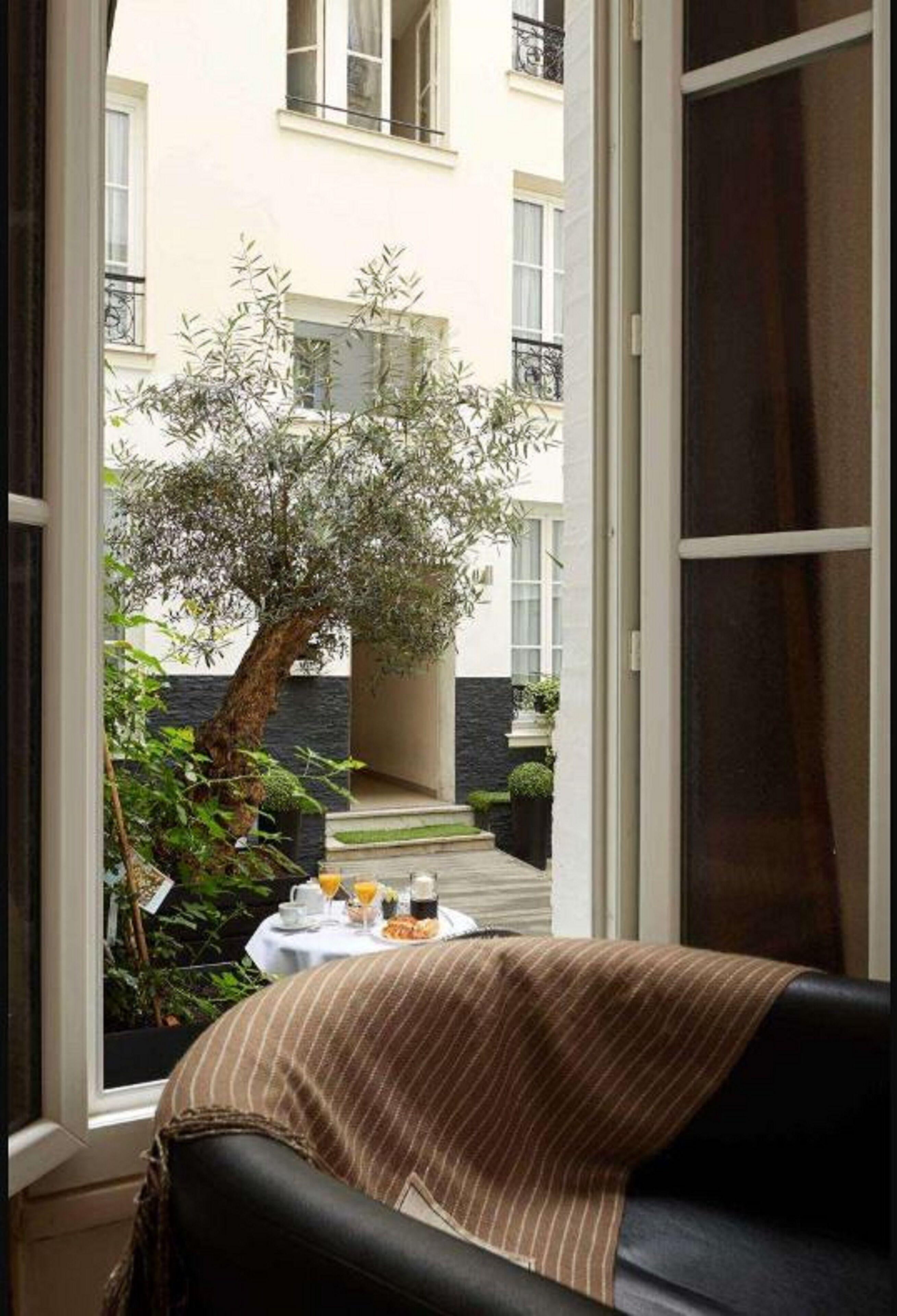 Le Twelve Hotel 3*