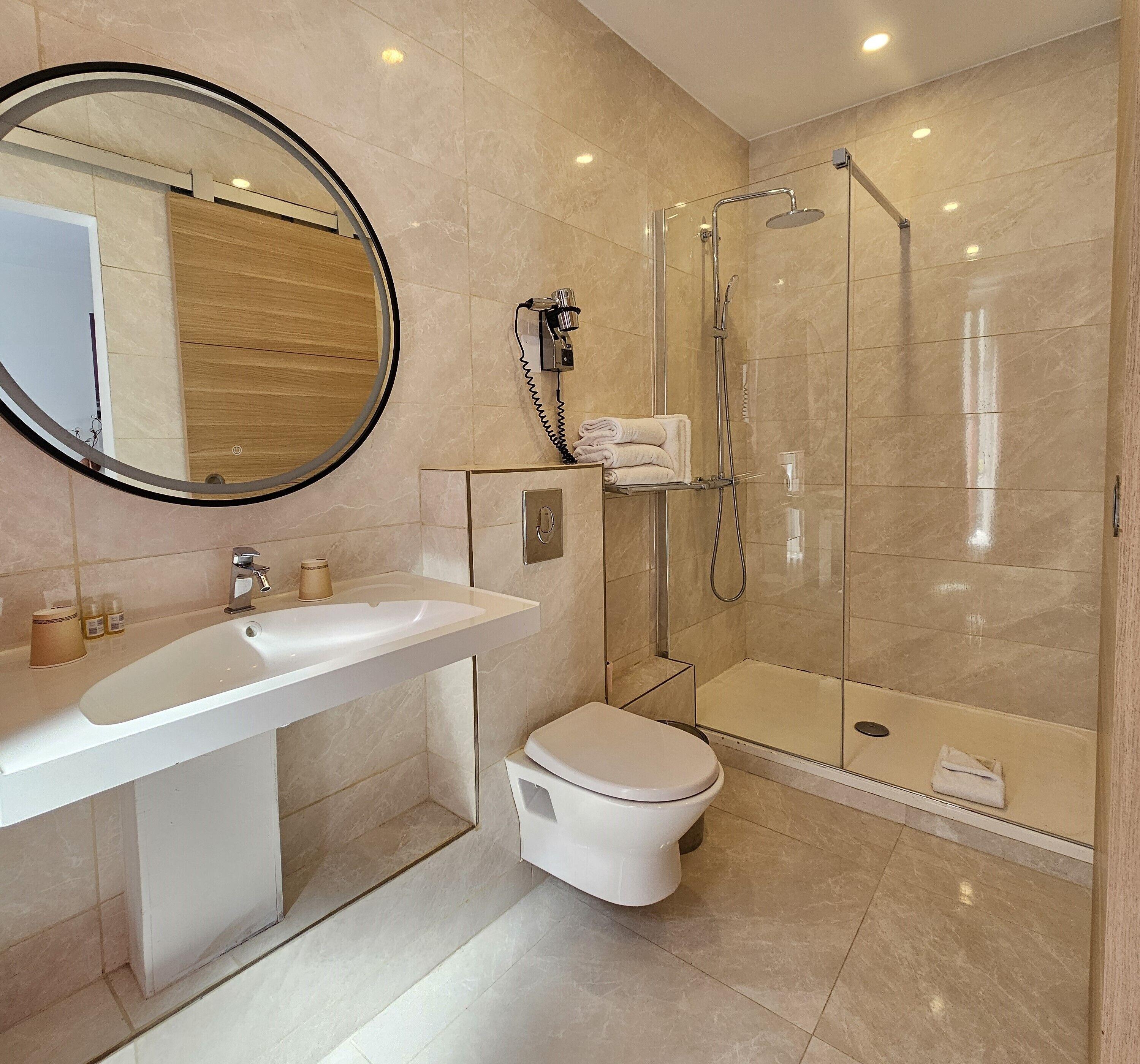 Le Twelve Hotel 3*